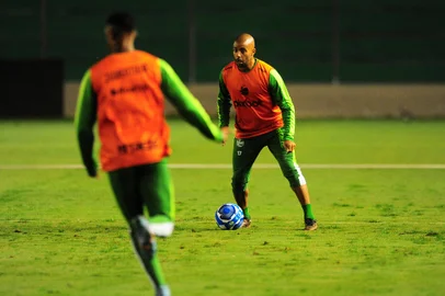 CAXIAS DO SUL, RS, BRASIL, 13/04/2023. Treino do Juventude no estádio Alfredo Jaconi, com a presença de torcedores. O Ju se prepara para a estreia na série B do Campeonato Brasileiro. Na foto, imagens do estádio. Na foto, lateral-esquerdo Romário.(Porthus Junior/Agência RBS)Indexador:                                 <!-- NICAID(15402137) -->