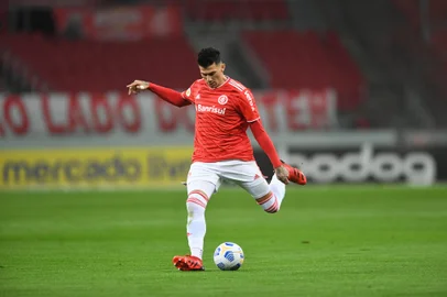 O zagueiro Víctor Cuesta em jogo do Inter contra o Fluminense no Beira-Rio, válido pelo Brasileirão 2021.<!-- NICAID(14872254) -->