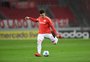 Titular em 12 jogos no ano, Cuesta perde espaço no Inter após goleada no Gre-Nal e pressão externa