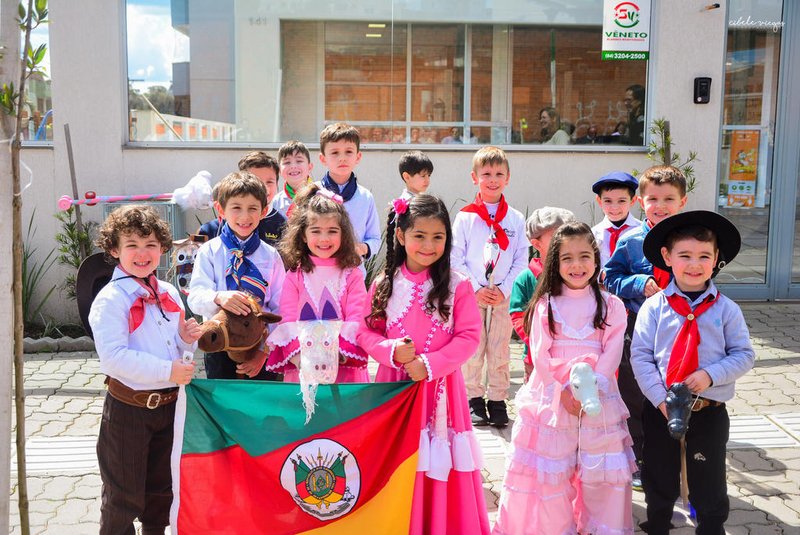 Crianças participam da Mini Cavalgada dos Cavaleirinhos da Paz na Semana Farroupilha, em Caxias do Sul <!-- NICAID(15208726) -->