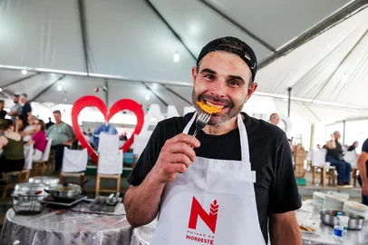 Neimar De Cesero / Agencia RBS O concurso de maior comedor de tortéi do Festival Nacional da Massa (Fenamassa) tem um novo recordista e bicampeão: o vendedor Diogo Baldin, 41 anos, consumiu 160 unidades da massa com recheio de moranga, acompanhada de molho de frango, durante as duas horas de prova, neste sábado (15).<!-- NICAID(16168099) -->