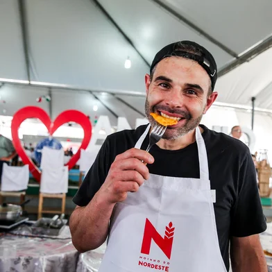 O concurso de maior comedor de tortéi do Festival Nacional da Massa (Fenamassa) tem um novo recordista e bicampeão: o vendedor Diogo Baldin, 41 anos, consumiu 160 unidades da massa com recheio de moranga, acompanhada de molho de frango, durante as duas horas de prova, neste sábado (15).<!-- NICAID(16168099) -->