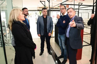 O prefeito Adiló Didomenico visitou, na tarde desta segunda-feira (16.12), junto da vice-prefeita Paula Ioris, do secretário de Desenvolvimento Econômico e Inovação (SDEI), Jorge Catusso e do procurador da República do Ministério Público Federal em Caxias do Sul, Fabiano de Moraes; o primeiro Centro de Capacitação e Comércio (CCC) de Caxias do Sul. O Caxias Plaza, alugado pelo Município, é o espaço que abrigará ambulantes que atualmente ocupam as calçadas das ruas Dr. Montaury e Marechal Floriano. O espaço contará com Banco do Vestuário, salas para seleção de alunos e também ofertará cursos profissionalizantes do programa Capacita Caxias, gratuitamente.<!-- NICAID(15936815) -->