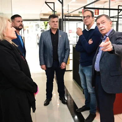 O prefeito Adiló Didomenico visitou, na tarde desta segunda-feira (16.12), junto da vice-prefeita Paula Ioris, do secretário de Desenvolvimento Econômico e Inovação (SDEI), Jorge Catusso e do procurador da República do Ministério Público Federal em Caxias do Sul, Fabiano de Moraes; o primeiro Centro de Capacitação e Comércio (CCC) de Caxias do Sul. O Caxias Plaza, alugado pelo Município, é o espaço que abrigará ambulantes que atualmente ocupam as calçadas das ruas Dr. Montaury e Marechal Floriano. O espaço contará com Banco do Vestuário, salas para seleção de alunos e também ofertará cursos profissionalizantes do programa Capacita Caxias, gratuitamente.<!-- NICAID(15936815) -->