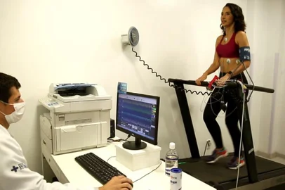 Coluna - Alice - Caminhos para a VitóriaHa um ano eu e meu parceiro Lucianinho Périco começamos a jornada de Caminhos para a Vitória, um reality show dentro do Globo Esporte onde nós propusemos a cuidas mais da nossa saúde. Lá no início da primeira temporada fomos submetidos a uma série de exames, entre eles, o teste ergométrico: aquele de esteira que analisa como o coração do paciente reage ao esforço físico.<!-- NICAID(15231721) -->