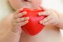 The child holding a red heartFonte: 66952629<!-- NICAID(15482945) -->