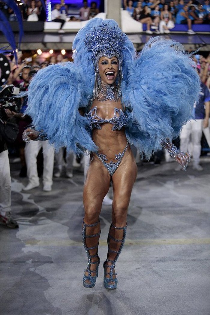 Famosas que desfilaram no Carnaval 2022 | Donna