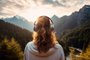 Back view Woman in headphones listening music in the mountains. Generative AIBack view Woman in headphones listening music in the mountains. Generative AIFonte: 610889038<!-- NICAID(15494911) -->