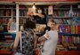 "Nada se compara ao papel, ao tocar": Feira do Livro volta à Praça da Alfândega, devolvendo ânimo a público e livreiros infantis 