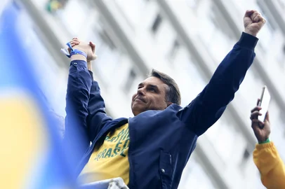 O candidato à presidência do Brasil Flávio Bolsonaro, do Partido Liberal (PL), faz gestos durante um comício realizado no Dia da Independência em São Paulo, Brasil, em 7 de setembro de 2026. (Foto de Miguel SCHINCARIOL / AFP)<!-- NICAID(16360942) -->