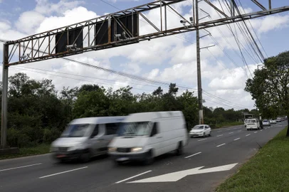 Porto Alegre, RS, Brasil, 22-03-2024: Câmeras na avenida Assis Brasil, que integram sistema de cercamento eletrônico em Porto Alegre. Pelo menos 11 mil veículos foram recuperados nos últimos cinco anos na Capital. Foto: Mateus Bruxel / Agência RBS<!-- NICAID(15713554) -->
