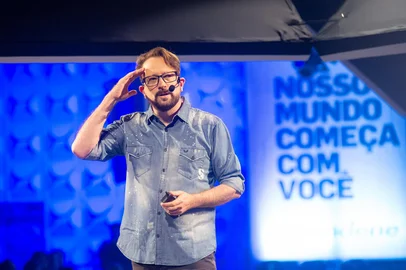O vocalista da banda de rock gaúcha Nenhum de Nós, Thedy Corrêa, é a atração da próxima edição do Liderança com Valores, projeto realizado pela ADCE Caxias do Sul. O músico apresenta “A Criatividade no Tom Certo – Um WorkShow com Música e Inspiração” no dia 17 de junho (terça-feira), no Teatro do Sesc de Caxias. O evento inicia a partir das 18h30 com recepção dos convidados e coffee break. A abertura e a palestra ocorrem às 19h30. Para participar, é necessário adquirir ingresso pelo site Sympla ou diretamente com a ADCE Caxias, no valor de R$60. As vagas são limitadas. O convite é aberto para toda a comunidade.<!-- NICAID(16048950) -->