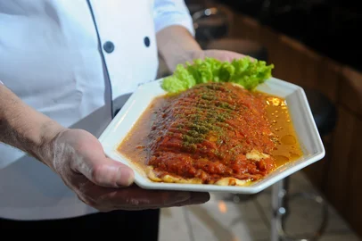 CAXIAS DO SUL, RS, BRASIL, 22/11/2023. +Serra: por que o bauru é um prato tão tradicional na gastronomia de Caxias do Sul. Na foto, Nilço Silva, cozinheiro que aprendeu a receita clássica do bauru e hoje administra o próprio restaurante em Caxias. (Bruno Todeschini/Agência RBS)Indexador: BTK<!-- NICAID(15610130) -->