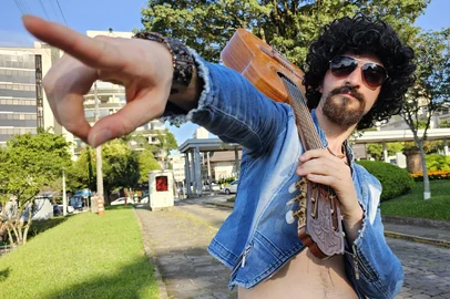 11º Cinema de Verão se inicia nesta segunda-feir aem Caxias do Sul, com programação votlada para o cinema e a música brasileira. Na foto, o músico e ator Abhay Volp caracterizado como Raul Seixas. Ele fará intervenções artísticas ao longo da programação. <!-- NICAID(15960961) -->