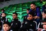 De férias, Alex Telles visita o Juventude com garotos do seu projeto social