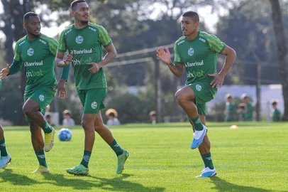 CAXIAS DO SUL, RS, BRASIL, 04/08/2023. Treino Juventude no CT com o meia Vini Paulista, centroavantes Fábio Gomes e Erick Farias. (Neimar De Cesero/Agência RBS)Indexador: NEIMAR DE CESERO<!-- NICAID(15501819) -->