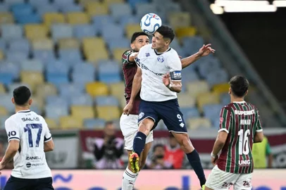 Fluminense's defender #04 Ignacio and Independiente Rivadavia's Paraguayan forward #9 Alex Arce jump for a header during the first leg of the Copa Libertadores round of 16 football match between Brazil's Fluminense and Argentina's Independiente Rivadavia at the Maracana stadium in Rio de Janeiro, Brazil, on August 11, 2026. (Photo by MAURO PIMENTEL / AFP)<!-- NICAID(16344434) -->