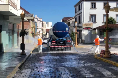 Empresas de Garibaldi realizam mutirão pra sanitizar ruas.<!-- NICAID(14719279) -->