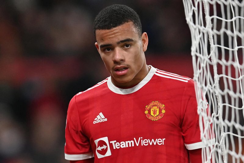 (FILES) In this file photo taken on January 03, 2022 Manchester United's English striker Mason Greenwood is substituted during the English Premier League football match between Manchester United and Wolverhampton Wanderers at Old Trafford in Manchester, north west England. - Manchester United's Mason Greenwood will not return to training or playing "until further notice", the English Premier League giants said in a statement released on January 30, 2022, after a woman accused him of assault. (Photo by Paul ELLIS / AFP) / RESTRICTED TO EDITORIAL USE. No use with unauthorized audio, video, data, fixture lists, club/league logos or 'live' services. Online in-match use limited to 120 images. An additional 40 images may be used in extra time. No video emulation. Social media in-match use limited to 120 images. An additional 40 images may be used in extra time. No use in betting publications, games or single club/league/player publications. / Editoria: SPOLocal: ManchesterIndexador: PAUL ELLISSecao: soccerFonte: AFPFotógrafo: STF<!-- NICAID(15002490) -->