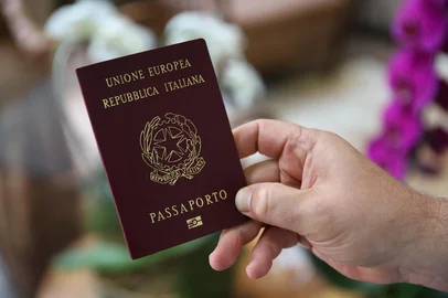 CAXIAS DO SUL, RS, BRASIL, 12/11/2024. Judicialmente, via consulado ou na Itália: como reconhecer sua cidadania italiana. Não há limites de geração para descendentes que queiram obter o direito, mas há diferentes formas, custos e prazos para o reconhecimento. Na foto, Matheus Ribeiro Flores, representante comercial, 34 anos. (Bruno Todeschini/Agência RBS)Indexador: Bruno Todeschini<!-- NICAID(15912163) -->