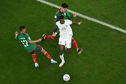 Mexico's midfielder #17 Orbelin Pineda and Mexico's midfielder #04 Edson Alvarez marks Saudi Arabia's midfielder #23 Mohamed Kanno during the Qatar 2022 World Cup Group C football match between Saudi Arabia and Mexico at the Lusail Stadium in Lusail, north of Doha on November 30, 2022. (Photo by MANAN VATSYAYANA / AFP)Editoria: SPOLocal: DohaIndexador: MANAN VATSYAYANASecao: soccerFonte: AFPFotógrafo: STF<!-- NICAID(15281407) -->
