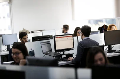 Porto Alegre, RS, Brasil, 30-06-2022: Escritório de advocacia Tozzini Freire em Porto Alegre. A empresa utiliza tecnologia com inteligência artificial para agilizar tarefas. Alguns escritórios contratam empresas de TI que oferecem programas para vasculhar jurisprudência de casos e auxiliar advogados. Foto: Mateus Bruxel / Agência RBSIndexador: Mateus Bruxel<!-- NICAID(15136586) -->