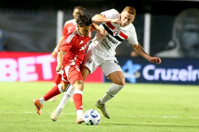 BRASILEIRO A 2025, SAO PAULO X INTERNACIONALSP - BRASILEIRO A 2025, SÃO PAULO X INTERNACIONAL - ESPORTES - SP - SANTOS - 03/12/2025 - BRASILEIRO A 2025, SÃO PAULO X INTERNACIONAL - Maik jogador do São Paulo durante partida contra o Internacional no estádio Vila Belmiro pelo campeonato Brasileiro A 2025. 03/12/2025 - Foto: MAURÍCIO DE SOUZA/AGIF - AGÊNCIA DE FOTOGRAFIA/AGIF - AGÊNCIA DE FOTOGRAFIA/ESTADÃO CONTEÚDOEditoria: ESPORTESLocal: SANTOSIndexador: MAURÍCIO DE SOUZAFotógrafo: AGIF - AGÊNCIA DE FOTOGRAFIA<!-- NICAID(16179795) -->