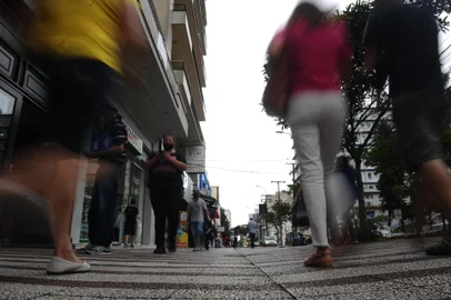 CAXIAS DO SUL, RS, BRASIL (15/12/2021)Fotos de pessoas na rua para pauta sobre o censo do IBGE. (Antonio Valiente/Agência RBS)<!-- NICAID(14968817) -->