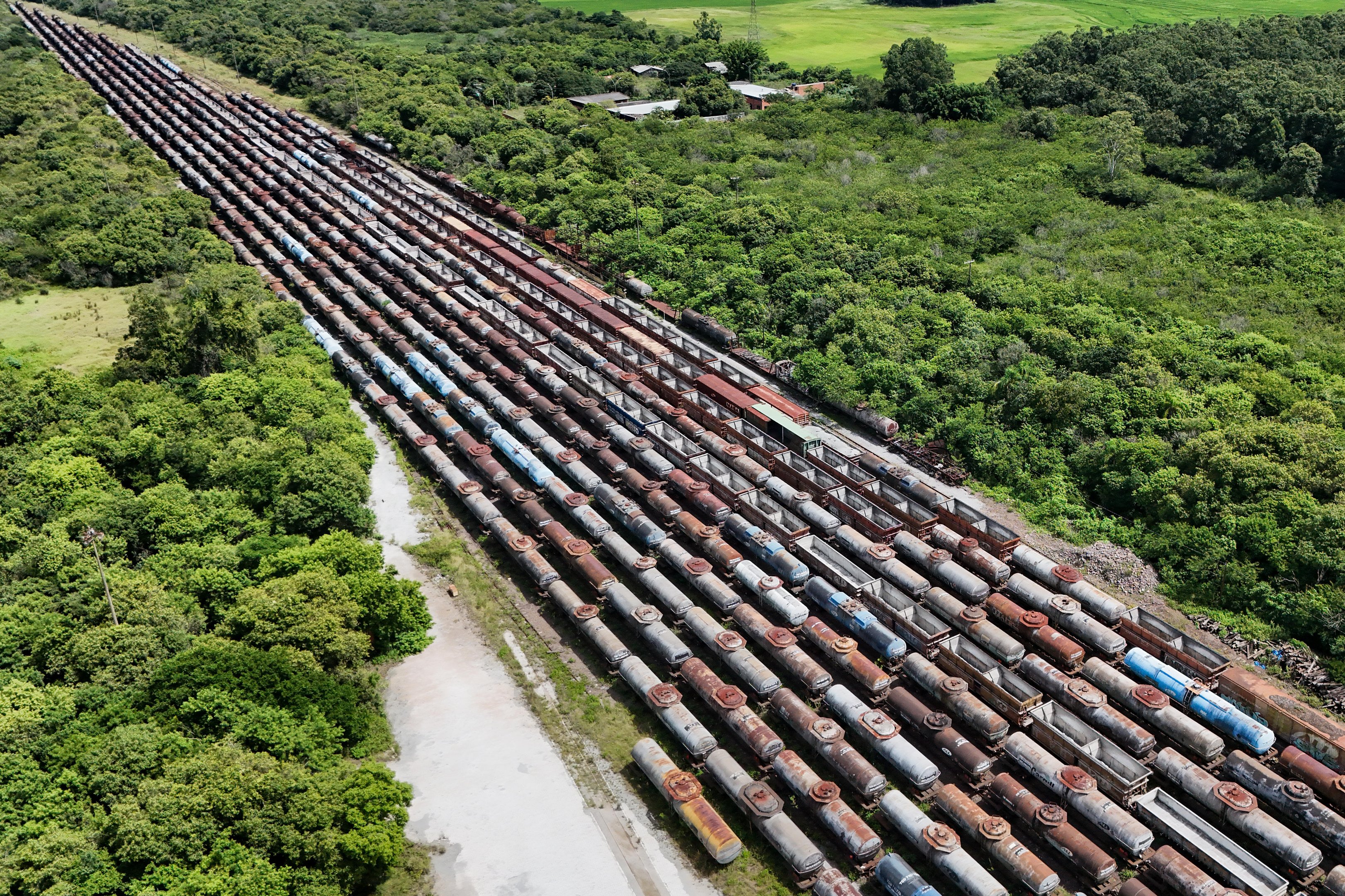 Fila impactante com quase tr&ecirc;s quil&ocirc;metros de vag&otilde;es parados &eacute; retrato da decad&ecirc;ncia das ferrovias no RS; assista
