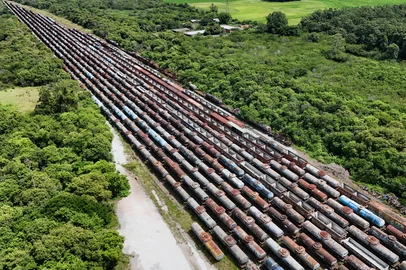 CANOAS, RS, BRASIL, 19-02-2026: Governos e empresas buscam alternativas para conter a precarização da malha ferroviária gaúcha, que perdeu 75% do tamanho em três décadas e foi dilacerada pelas enchentes de 2024. Rastro de destruição é desafio à reconstrução. Sem conexão por ferrovia com o resto do brasil e com países limítrofes, o estado se encontra ilhado fora dos trilhos. Na foto: Mais de 500 vagões e locomotivas enferrujam a céu aberto. (Foto: André Ávila/Agência RBS)Local: Canoas<!-- NICAID(16248491) -->