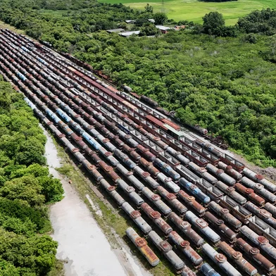 CANOAS, RS, BRASIL, 19-02-2026: Governos e empresas buscam alternativas para conter a precarização da malha ferroviária gaúcha, que perdeu 75% do tamanho em três décadas e foi dilacerada pelas enchentes de 2024. Rastro de destruição é desafio à reconstrução. Sem conexão por ferrovia com o resto do brasil e com países limítrofes, o estado se encontra ilhado fora dos trilhos. Na foto: Mais de 500 vagões e locomotivas enferrujam a céu aberto. (Foto: André Ávila/Agência RBS)Local: Canoas<!-- NICAID(16248491) -->