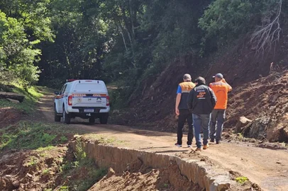 Defesa Civil interdita estradas em Canela após deslizamento e rompimento de adutora<!-- NICAID(15925969) -->