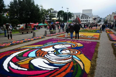 FLORES DA CUNHA, RS, BRASIL, 30/05/2024. Celebração de Corpus Christi em Flores da Cunha, conhecida pelos tapetes de serragem confeccionados para marcar a data. O evento contou com missa campal e procissão ao redor da praça, na área central do município. (Bruno Todeschini/Agência RBS)Indexador: BTK<!-- NICAID(15777280) -->