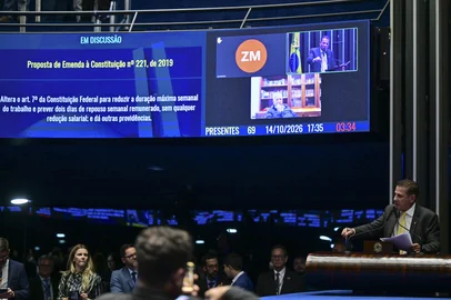 Ton Molina / Agência Senado Plenário do Senado Federal durante sessão deliberativa ordinária. Ordem do dia.Na pauta, quinta e última sessão de discussão e votação, em primeiro turno, da proposta de emenda à Constituição que acaba com a escala 6x1 - seis dias de trabalho e um de repouso (PEC 221/2019). O texto reduz a jornada laboral de 44 para 40 horas semanais, que podem ser cumpridas em cinco dias de oito horas diárias com repouso semanal remunerado de dois dias. A proposta estabelece dois dias de repouso, um deles preferencialmente aos domingos, sem redução salarial.Em discurso, à tribuna, senador Vanderlan Cardoso (PSD-GO).Foto: Ton Molina/Agência Senado<!-- NICAID(16387715) -->