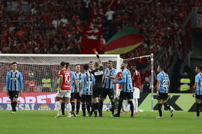 PORTO ALEGRE, RS, BRASIL, 21-09-2025: Em jogo válido pela 24ª rodada do Brasileirão, o Grenal 448 iniciou com uma carga extra de tensão com os dois treinadores ameaçados de perderem seus cargos.  No primeiro turno, o resultado foi 1 a 1 na Arena. Foto: André Ávila/Agência RBS<!-- NICAID(16129923) -->