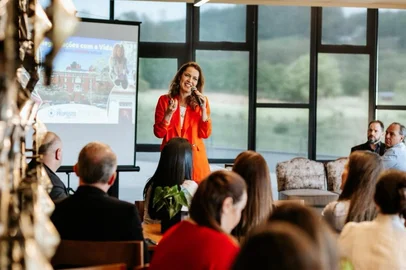 Helena Brochado é psicóloga (PUCRS), com MBA em Gestão Empresarial (FGV) e formações em coaching, mediação, mentoria e dinâmicas de grupo (SBDG), além de especialização em sucessão em empresas familiares (IESE  Barcelona). Participou de missão no Vale do Silício (EUA), estudou negociação em Harvard (pela CMI Interser) e concluiu a Formação de Conselheiros pela FDC. Com mais de 15 anos de experiência como executiva em empresas como Terra (Telefônica), Claro (NET) e Hertz Farmacêutica, foi reconhecida com prêmios como Top Ser Humano (ABRH RS e ABRH Brasil) e Great Place to Work (GPTW). Hoje, é fundadora e CEO da Com Propósito, professora de pós-graduação na PUCRS e PUC Minas, palestrante e autora, com uma atuação marcada pela combinação entre estratégia e sensibilidade humana. A especialista é autora do livro “Diário da Liderança Com Propósito”, publicação que convida gestores a uma jornada de autoconhecimento e transformação. Com uma linguagem próxima e inspiradora, a obra combina teoria, prática e vivência, com reflexões e exercícios diários que desenvolvem habilidades essenciais de liderança, como inteligência emocional, segurança psicológica, comunicação e resiliência.<!-- NICAID(16221935) -->