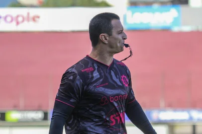 Júnior Rocha, técnico do Caxias na Série C 2025.<!-- NICAID(16133693) -->