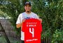 Zagueiro do Uruguai é presenteado com camisa do Inter