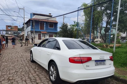 Um homem de 26 anos foi morto a tiros na tarde desta terça-feira (23) na Rua Victor Ely Von Frankenberg, no bairro Farrapos, na zona norte de Porto Alegre.A Brigada Militar, por meio do 11º batalhão, foi acionada por volta das 17h45min após relatos de que uma pessoa havia sido baleada durante uma tentativa de roubo na região.<!-- NICAID(16193094) -->