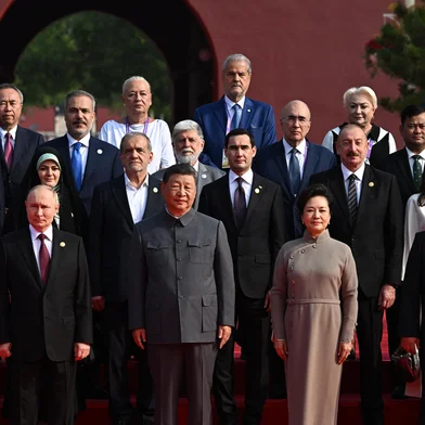 In this pool photograph distributed by the Russian state agency Sputnik, (front row L-R) Indonesia's President Prabowo Subianto, Russia's President Vladimir Putin, China's President Xi Jinping and his wife Peng Liyuan, North Korea's leader Kim Jong Un pose for a photograph before a military parade marking the 80th anniversary of victory over Japan and the end of World War II, in Beijings Tiananmen Square on September 3, 2025. (Photo by Sergey Bobylev / POOL / AFP)Editoria: POLLocal: BeijingIndexador: SERGEY BOBYLEVSecao: armed ForcesFonte: POOLFotógrafo: STR<!-- NICAID(16115913) -->