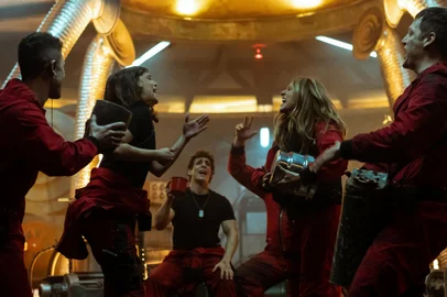 LA CASA DE PAPEL (L to R) AHIKAR AZCONA as MATÃAS, BELÃN CUESTA as MANILA, MIGUEL HERRÃN as RÃO, ITZIAR ITUÃO as LISBOA, RODRIGO DE LA SERNA as PALERMO in episode 08 of LA CASA DE PAPEL. Cr. TAMARA ARRANZ/NETFLIX Â© 2021<!-- NICAID(14956772) -->