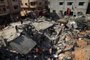 Palestinians check the rubble of an Israeli strike on Rafah, in the southern Gaza Strip on November 23, 2023, amid continuing battles between Israel and the Palestinian militant group Hamas. (Photo by SAID KHATIB / AFP)<!-- NICAID(15606606) -->