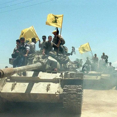 Guerrilheiros do Hezbollah comemora retirada de Israelenses do território do LíbanoHezbollah fighters parade with South Lebanon Army (SLA) tanks they seized in the southern Lebanese village of Bint Jbeil 23 May 2000. Israel accelerated its pullout from Lebanon after Hezbollah guerrillas swept across much of the region, sending hundreds of its allied militiamen fleeing for the next consecutive day.   AFP PHOTO#PÁGINA: 1 Fonte: AFP Fotógrafo: RAMZI HAIDAR<!-- NICAID(634314) -->