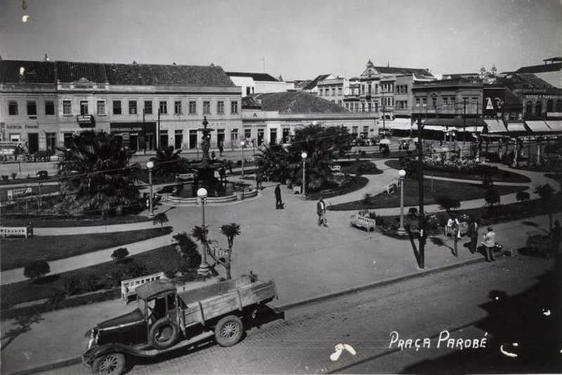 Praça Parobé, em Porto Alegre, na década de 1930<!-- NICAID(15670981) -->