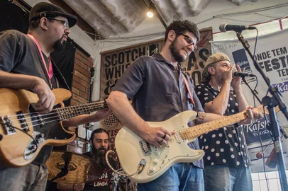 Pontapé inicial das comemorações de 15 anos da The Cotton Pickers. Vai ser neste ábado (12/7), a partir das 15h com passagem de som e ensaio aberto (entrada franca). E, a partir das 21h, show (R$ 20), na Lands Beer and Brothers Pub (Dom José Barea, 2.000).<!-- NICAID(16076583) -->