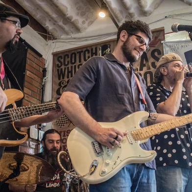 Pontapé inicial das comemorações de 15 anos da The Cotton Pickers. Vai ser neste ábado (12/7), a partir das 15h com passagem de som e ensaio aberto (entrada franca). E, a partir das 21h, show (R$ 20), na Lands Beer and Brothers Pub (Dom José Barea, 2.000).<!-- NICAID(16076583) -->