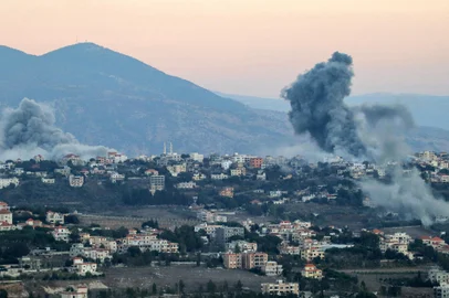 Smoke plumes erupt after an Israeli airstrike targeted the the village of Khiam in southern Lebanon near the border with northern Israel on September 30, 2024. (Photo by Rabih DAHER / AFP)Editoria: WARLocal: El KhiyamIndexador: RABIH DAHERSecao: armed conflictFonte: AFPFotógrafo: STR<!-- NICAID(15879483) -->