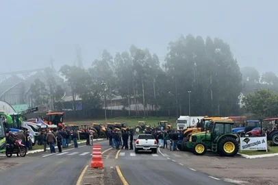 Agricultores bloqueiam BR-386 durante protesto em Frederico Westphalen  <!-- NICAID(16053973) -->