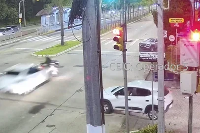 Um motociclista morreu após ser atingido por um carro no final da noite de quinta-feira (6). O acidente foi na esquina da Avenida Salvador França com a Rua Antônio Carlos Tibiriçá, na zona leste de Porto Alegre.<!-- NICAID(16162822) -->