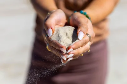 Assim como em todo o mundo, o litoral do Rio Grande do Sul já enfrenta uma contaminação expressiva por microplásticos (pequenas partículas com menos de 5mm de diâmetro). É o que aponta um estudo realizado na Praia Grande, em Torres, no Litoral Norte, por pesquisadores da Pontifícia Universidade Católica do Rio Grande do Sul (PUCRS), que teve como objetivo avaliar a poluição por essas micropartículas.<!-- NICAID(15966111) -->